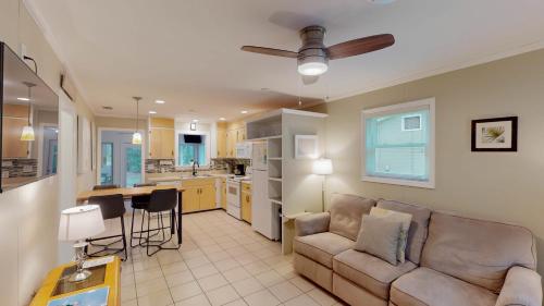杰基尔岛BEACHY SISTERS A Duplex的带沙发的客厅和厨房