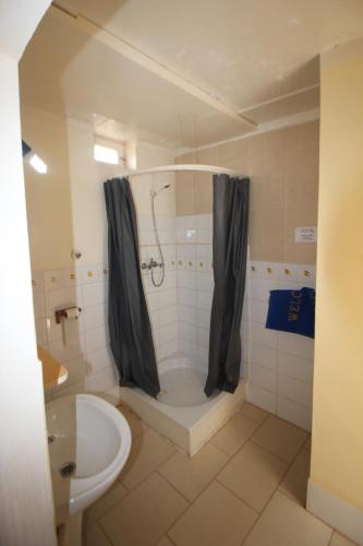 CalhetaVilla do Mar Calheta的浴室配有卫生间、淋浴和盥洗盆。