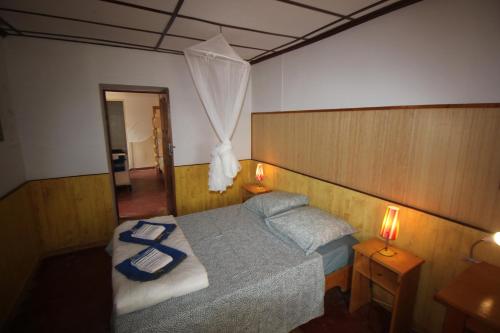 CalhetaVilla do Mar Calheta的一间卧室配有一张带蓝色毛巾的床