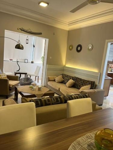 亚喀巴Masa Aqaba Apartments的客厅配有沙发和桌子