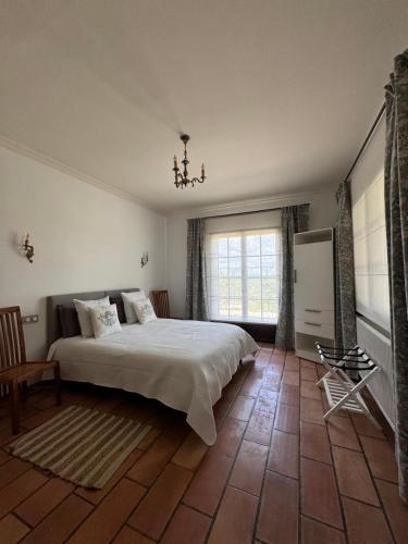 Razac-sur-lʼIsleAppartements Vallée Verte的一间卧室设有一张大床和一个窗户。