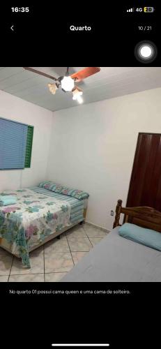 科伦巴Casa - Família Hassan的一间卧室配有一张床和吊扇