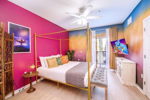 奥兰多Luxury Disney Themed Condo - Pool & Private Patio的一间卧室配有一张床和粉红色的墙壁