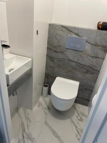 切拉季Apartament Czeladź 60m2 Centrum Katowic 10km的浴室配有白色卫生间和盥洗盆。