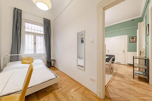 布达佩斯Downtown Rooms Wesselenyi的一间卧室设有一张床和一间客厅。
