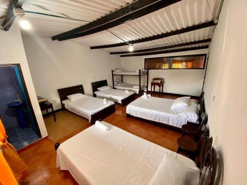 圣奥古斯丁Hospedaje Manuel Valdés的一间房间,有三张床