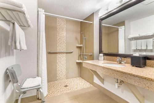 太平洋六旗圣路易斯附近康福特茵酒店的带淋浴、水槽和椅子的浴室