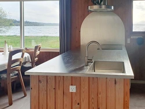斯坎讷堡Four-Bedroom Holiday home in Skanderborg的一个带水槽和大窗户的厨房