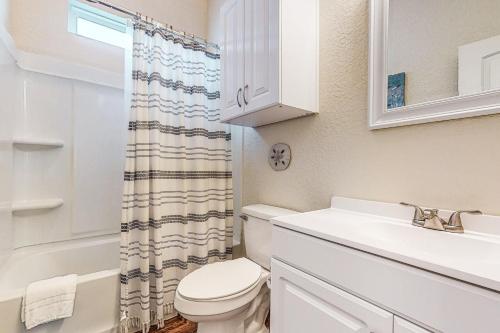 罗克波特The Captain's Quarters的白色的浴室设有卫生间和水槽。