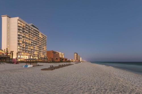 巴拿马城海滩Radisson Panama City Beach - Oceanfront的一片拥有一些建筑的海滩,海洋和海洋的格马克斯韦尔