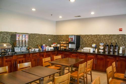 斯特灵卡尔森华盛顿杜勒斯机场江山旅馆&套房的一间带桌椅和柜台的餐厅