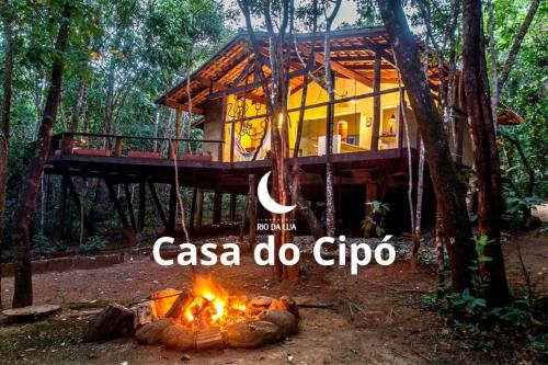 圣若热岛Espaço Rio da Lua - Casas - Cipó, Mata, Madeira e Tororão - São Jorge GO的树林里的一个树屋,火
