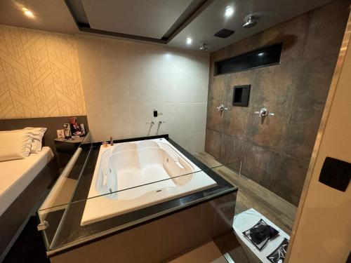 圣保罗Prestige Motel 3的一间带大浴缸和淋浴的浴室