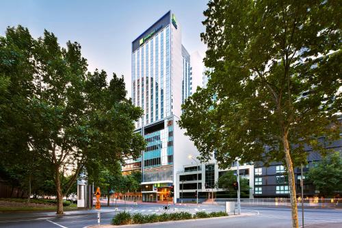 墨尔本Holiday Inn Express Melbourne Southbank, an IHG Hotel的城市中心高楼