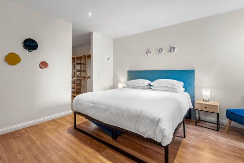Cosy 2-Bed Unit with Study Nook & Alfresco Dining客房内的一张或多张床位