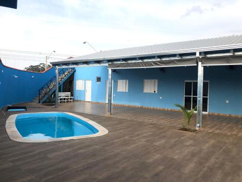 里贝朗普雷托Espaço céu Azul的蓝色的建筑,设有游泳池和甲板