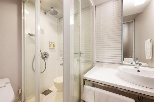 东京remm Hibiya的一间带水槽和淋浴的浴室