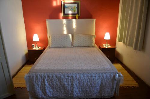 Vouni沃尤尼旅舍的一间卧室配有一张大床和两盏灯