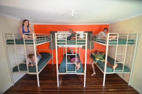 黄金海岸Backpackers In Paradise 18-35 Hostel的一群人睡在一张双层床里