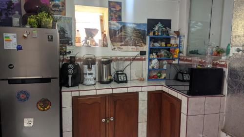 皮萨克Aguaymanto pisac hostel的厨房配有冰箱和台面