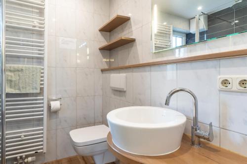 博尔Huus Avelia Wohnung EG的一间带水槽和卫生间的浴室