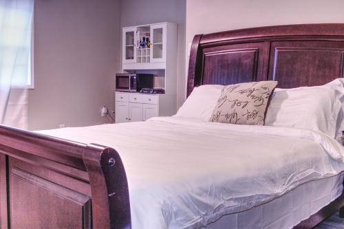 费耶特维尔Alluring ADU 1 bedroom 1 bath with 3D Tour的卧室内的一张带木制床头板的大床