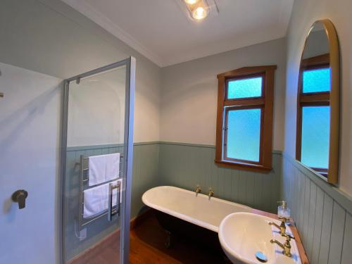 ApitiMakoura Lodge的带浴缸和盥洗盆的浴室