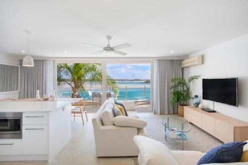 努萨角努沙港湾度假酒店的厨房和客厅,享有海景