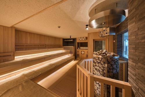 京都卢摩尔广场桑拿胶囊旅馆的一间设有木镶板和拱形天花板的品酒室