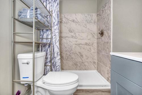 费耶特维尔Alluring ADU 1 bedroom 1 bath with 3D Tour的一间带卫生间和淋浴的小浴室