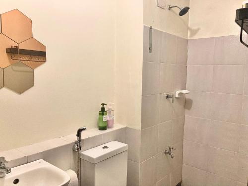 马尼拉Condo Glamping at Vinia的浴室配有卫生间、盥洗盆和淋浴。