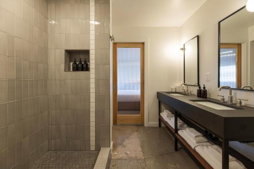 里诺Best Bet Motor Lodge的一间带水槽和镜子的浴室