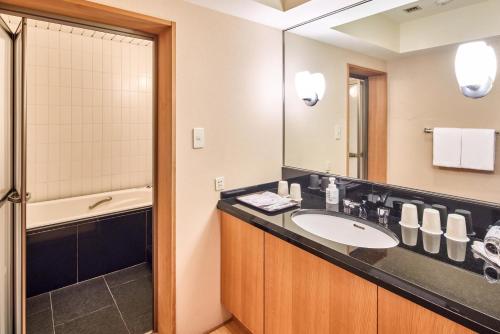 小樽小樽君乐酒店的一间带水槽和浴缸的浴室