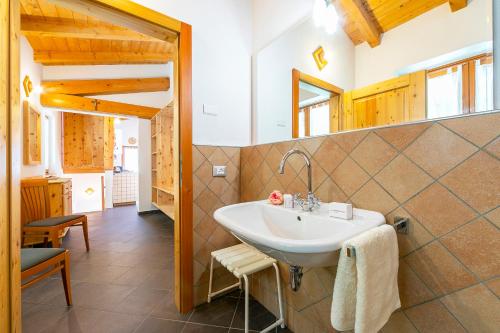 滕诺Casa Tra Borgo e Lago的客房内的盥洗盆浴室