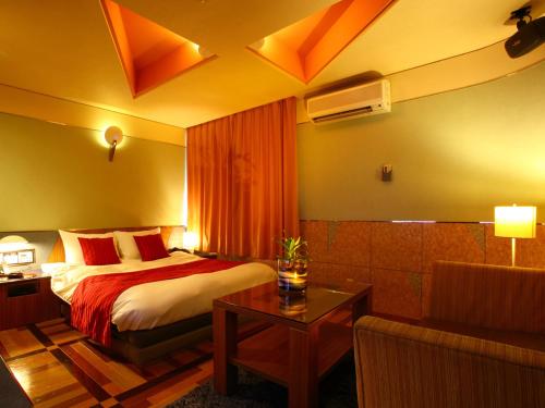 鸟栖市HOTEL Villamure ogori的酒店客房,配有床和沙发