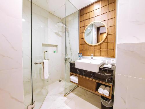 努沙杜瓦Pearl Nusa Dua Suite的一间带水槽和淋浴的浴室