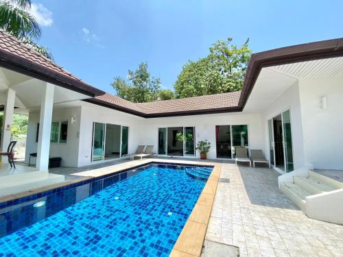 查龙Phikun 4 BR Private Pool Villa的别墅后院的游泳池