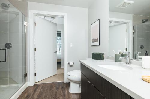丹佛Mint House Denver - Downtown Union Station的浴室配有卫生间、盥洗盆和淋浴。