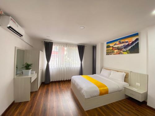 加德满都Himalayan laligurans Hospitality的酒店客房设有床和窗户。