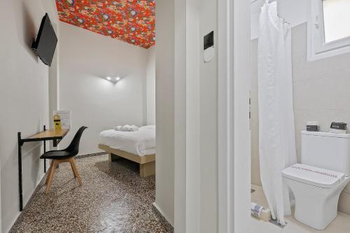 雅典7ATHENS的一间带卫生间的浴室和一间带一张床的卧室