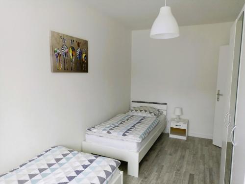 巴特法灵博斯特尔Ferienhaus Heide的一间卧室设有两张床,墙上挂着一幅画