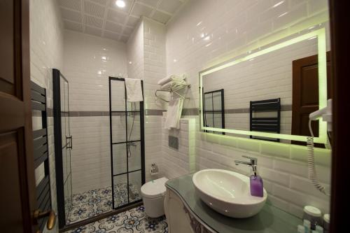 卡尔斯Ve Hotels Beylerbeyi Sarayı的一间带水槽和卫生间的浴室
