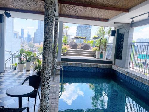 胡志明市Aodai Inn Saigon的房屋阳台上的游泳池