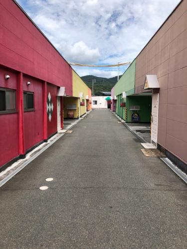 冈山夢街道53的街上一排色彩缤纷的建筑