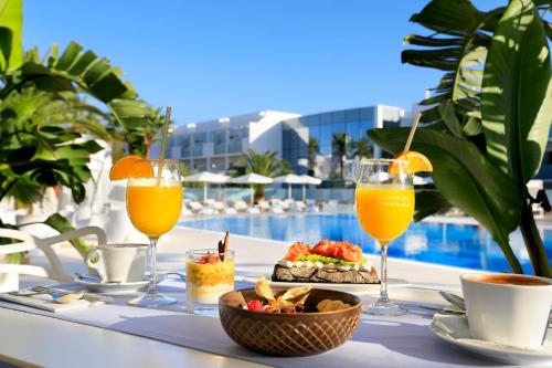 埃斯普霍斯福门特拉岛布兰科酒店的一张桌子,上面放着一盘食物和一杯橙汁