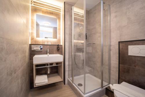 阿尔森弗莱彻罗兰德餐厅酒店的带淋浴和盥洗盆的浴室