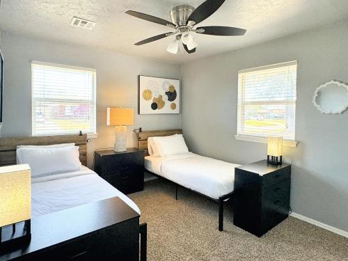 俄克拉何马城Stunning 3br Oasis Rainshower Family Fun的一间卧室配有两张床和吊扇