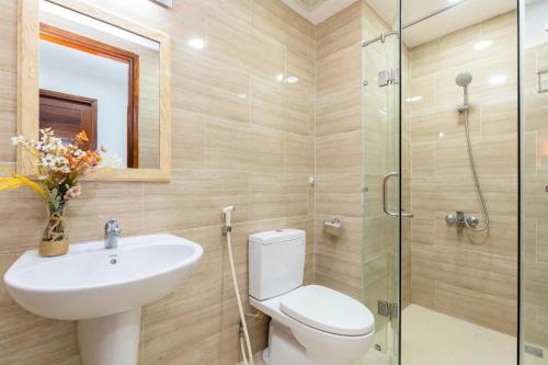 头顿Khoảnh Khăc Homestay的浴室配有卫生间、盥洗盆和淋浴。