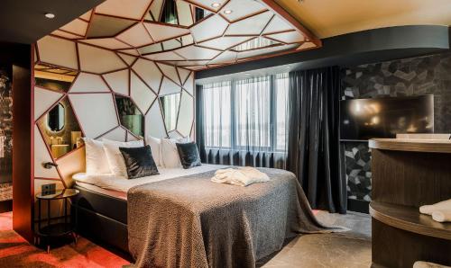 多德雷赫特多德雷赫特范德瓦尔克酒店的酒店客房设有一张床和一个大窗户