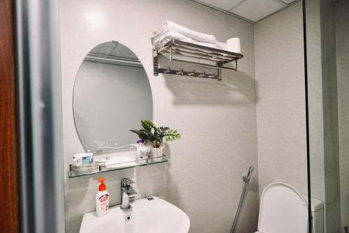 河内Niah Cozy Home - Train Street的一间带水槽、镜子和卫生间的浴室